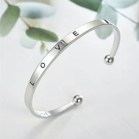 Minimalist Round Pointer Quartz Watch & LOVE Engraved Bracelet - Picture 3 of 4